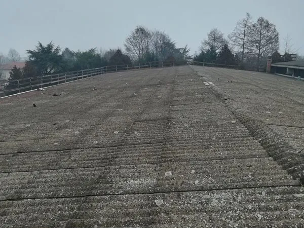 Copertura in cemento-amianto prima della bonifica
