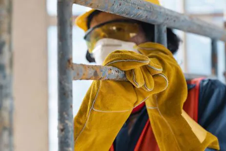 Operatore al lavoro sul rifacimento della copertura