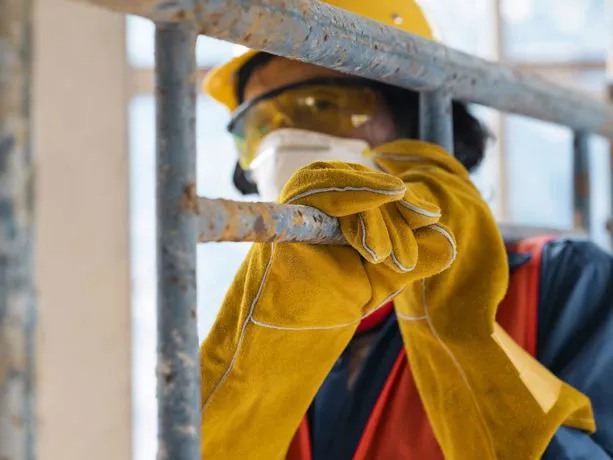 Operatore al lavoro sul rifacimento della copertura