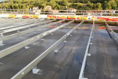 Copertura industriale in fase di rifacimento