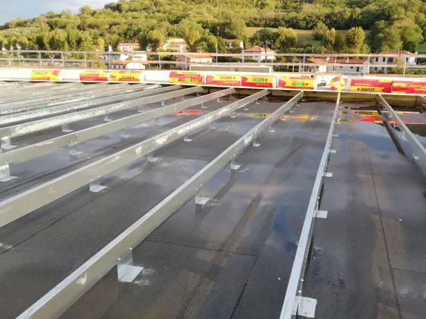 Copertura industriale in fase di rifacimento