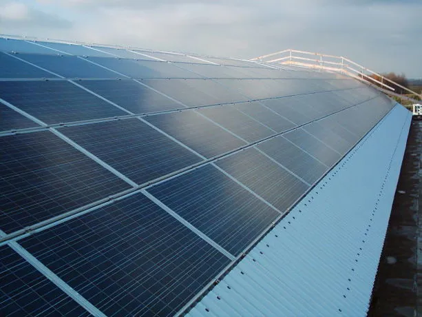 Tetto con pannelli fotovoltaici