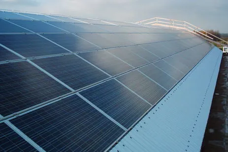 Tetto con pannelli fotovoltaici