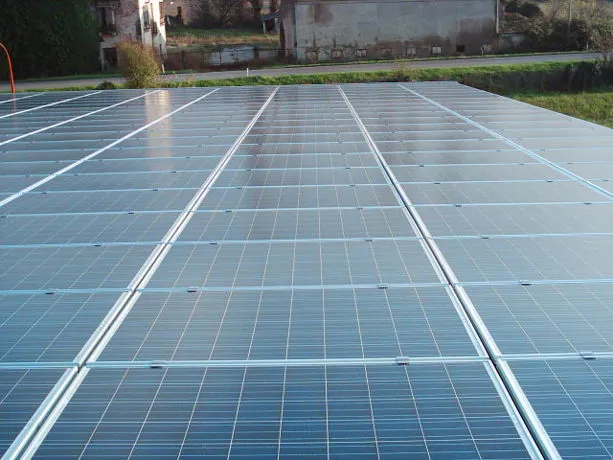 Creazione di un tetto a pannelli fotovoltaici